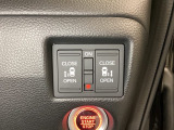 リアドアは乗り降りに便利な両側電動スライドドアです。また運転席に座っていながらスイッチ操作で自在にスライドドアを開け閉めできます。