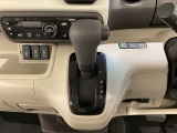 CVT車のセレクトレバーです。低速から高速まで、変速ショックのないスムーズな走りを実現するとともに、エンジン効率のよい領域を維持することで燃費にも貢献します。