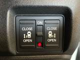 乗り降りに便利な電動スライドドアを装備しています。
