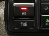 指先の操作でパーキングブレーキの「作動と解除」が行うことができる装備。ブレーキペダルから足を離しても停止し続けてくれるオートブレーキホールド機能。信号待ちなどの際には便利。ECO運転で低燃費走行♪