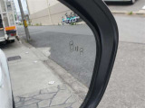 隣車線を走る車両をレーダーで検知し、ドアミラーでは確認しにくい後側方エリアに存在する車両に加え、急接近してくる車両も検知します。車両を検知するとドアミラーに搭載されたLEDインジケーターが点灯します。