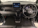 車内は光触媒抗菌消臭施工済です。インパネ周りはスタイリッシュなデザインで機能や装備も充実しています。グローブボックスやカップホルダーのほかにトレーなどたくさんの収納スペースが付いています。