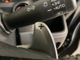 ステアリングの裏側、左右にパドルシフトがついています。右が+、左が-の操作でシフトチェンジを行い、エンジンブレーキなどのマニュアル操作ができます。