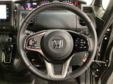 ハンドルにHondaセンシング系のクルーズコントロールやレーンキープアシストなどのスイッチと、オーディオの操作スイッチが装備されています。ハンドルから手を離さず安全に操作できます。
