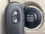 【キーレススタートシステム】カバンやポケットに入れたままでもドアの施錠・解錠が可能なスマートキーを装備。エンジンのオン・オフ時もカギを取り出す必要が無いからとっても便利です♪