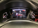 デジタル表示のスピードメーターとタコメーターを大きく配した見やすいメーター部になっています。中央のインフォメーション画面でオドメーターや燃費などの情報を確認できます。