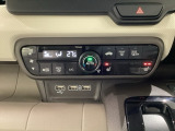 セレクトレバーの左上にプラズマクラスター付き・オートエアコンがついてますので簡単操作で快適に過ごせます。シートヒータースイッチ内蔵で前席の左右別々に2段階で温度設定ができます。