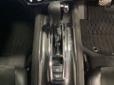 CVT車のセレクトレバーです。低速から高速まで、変速ショックのないスムーズな走りと、エンジン効率のよい領域を維持して燃費にも貢献します。サイドブレーキはスイッチ操作の電子制御パーキングブレーキです。