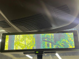 【インテリジェントルームミラー】後席の大きな荷物や同乗者で後方が確認しづらい時でも安心!カメラが撮影した車両後方の映像をルームミラー内に表示。クリアな視界で状況の確認が可能です!