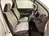 女性でも運転がしやすいように、シートの高さ調整機能(シートリフター)がついています。運転席と助手席の間が空いている為、助手席側への移動がスムーズです。交通量の多い道でも助手席側から乗り降りができます。