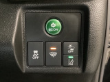 Hondaセンシング用の、VSA(ABS+TCS+横滑り抑制)解除と路外逸脱抑制機能のオンオフスイッチなどはハンドルの右側に装備しています。燃費に役立つECONボタンもここです。