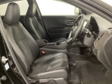 広い足元にゆったり座れるシートには肘掛けも装備しており長距離の運転でも疲れにくくなってます。女性でも運転がしやすいように、シートの高さ調整機能(シートリフター)がついています。