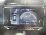 空から見下ろしているような視点で周囲を確認できるアラウンドビューモニター。駐車時とても便利♪