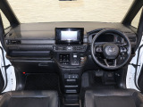 操作性に優れた運転席となります!小物入れや各ボタンの配置にこだわり、使いやすいです!座り心地もよく視認性も良好なのでロングドライブもお任せ下さい!
