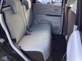 広々リアシートです。不要なときは収納しておけますよ。ラゲッジルームも広がります。