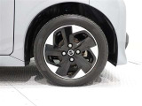 アルミホイールを装備、タイヤサイズは155/65R14です。