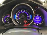 真ん中にスピードメーターを配した、見やすい3眼メーターになっています。右側のインフォメーション画面でオドメーターや燃費などの情報を確認できます。