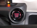 キーを回さず、ワンプッシュでエンジンのスタートストップが出来ます。ゲームやレーシングカーの感覚です。