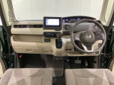 車内は光触媒抗菌消臭施工済です。インパネ周りはスタイリッシュなデザインで機能や装備も充実しています。グローブボックスやカップホルダーのほかにトレーなどたくさんの収納スペースが付いています。