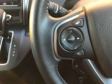 手元でオーディオ操作が可能なステアリングリモコン付です