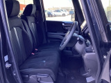 フロントシートはベンチシートです。ベンチシ―トは運転席と助手席の移動もスムーズ!狭い駐車場での乗り降りに便利です。シートの間にコンソールボックスやドリンクホルダーがないため、車内空間も広く感じます