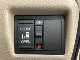 左側電動スライドドアは運転席からでも操作ができるように、ハンドル付近に開閉の操作スイッチが付いています。
