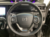 ハンドルにHondaセンシング系のクルーズコントロールやレーンキープアシストなどのスイッチと、オーディオの操作スイッチが装備されています。ハンドルから手を離さず安全に操作できます。