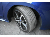 純正18インチアルミホイル/タイヤサイズは225/45R18です