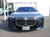 BMWと言えば特徴的なキドニーグリル。ダイナミックなフロントマスクを演出します。
