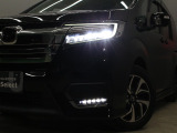 【LEDヘッドライト】悪天候や夜間走行時も良好な視界を確保し安心して運転できる高輝度LEDヘッドライトを装備!点灯速度が早く、消費電力も抑えられています!!