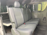 後部座席も気になる運転席シート廻りは使用感も少なく、良好な状態となっています。前オーナー様が丁寧に使っていたことがよくわかりますね。ようなキズ・汚れやへたり等、大きなダメージはなく、良好な状態です。