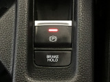 指先の操作でパーキングブレーキの「作動と解除」が行うことができる装備。ブレーキペダルから足を離しても停止し続けてくれるオートブレーキホールド機能。信号待ちなどの際には便利。ECO運転で低燃費走行♪