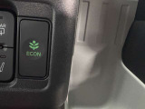 ご存知ECONスイッチを装備!エアコンとパワー出力を抑えてよりエコなドライブを可能にする魔法のスイッチです!