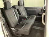 2列目シートは背もたれの角度調節ができるベンチシートになっております。長距離運転になってもゆったりとできるように、アームレストがついてます。