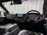 高いホールド性で運転姿勢が安定します。長距離ドライブでも疲れにくいのが魅力です。快適なドライビングライフをお送りください♪