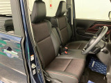 【フロントシート】ゆったり座れるベンチシートを採用しており、アームレストも装備していますので快適です。