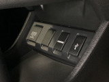 アクセサリーソケットはUSBのアダプターなどをつければ、スマホの充電にも使えます。横にはナビゲーション用の外部入力可能なUSB端子やHDMI端子がついており、周辺には物が置けるトレーがついています。
