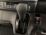 CVT車のセレクトレバーです。低速から高速まで、変速ショックのないスムーズな走りと、エンジン効率のよい領域を維持して燃費にも貢献します。サイドブレーキはスイッチ操作の電子制御パーキングブレーキです。