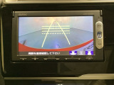 バックでの車庫入れも安心です! リアカメラが付いているバックモニター付のナビを装備しております。操作線もついており距離感も画面から確認できます。