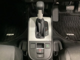 CVT車のセレクトレバーです。低速から高速まで、変速ショックのないスムーズな走りと、エンジン効率のよい領域を維持して燃費にも貢献します。サイドブレーキはスイッチ操作の電子制御パーキングブレーキです。