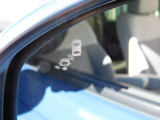 斜め後方から接近する車両を運転手に知らせるブラインドスポットインフォメーションが両側ミラーに装備されております。