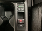 セレクトレバーの下に電子制御パーキングブレーキがあります。スイッチひとつで、停車した地点の傾斜などをシステムが検知・判断してブレーキ力を自動的に最適制御し、しっかり停車できるパーキングシステムです。