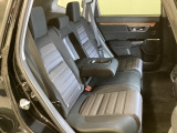 リアシートは座面も厚みがあり背もたれも高く、ゆったりくつろいでお乗りいただけるシートです。長距離運転になってもゆったりとできるように、カップホルダー付きアームレストがついてます。