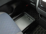 助手席シート下にも収納スペース