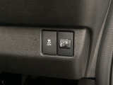 ハンドルの右側にはヘットライトリベライザーとHondaセンシング用のVSA解除スイッチなどがついています。ヘッドライトリベライザーは道路状況や積荷の加重に応じてライトの高さを調節できます。