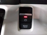 電子制御パーキングブレーキは信号待ちでも便利。いつもより運転がラクになるはずです。
