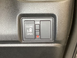 左側電動スライドドアは運転席からでも操作ができるように、ハンドル付近に開閉の操作スイッチが付いています。