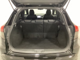 ラゲッジも広く使いやすいトランクは、開口部も広く荷物の積み下ろしもしやすいお車となっております。リアシートの背もたれは6:4の割合で分割して可倒できるので、長いお荷物などを載せることもできます。