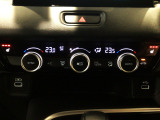 オートエアコンは左右席で独立温度コントロールが可能です。運転席はキンキンに冷やして助手席はマイルドにと言った設定が可能です☆暑さ寒さでケンカすることもなくなりますね♪