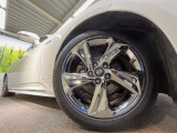【純正18インチアルミホイール】外観にマッチした純正アルミホイールを装着しております。各種社外アルミホイールや、スタッドレスタイヤも取扱いしております。是非ご相談ください♪
